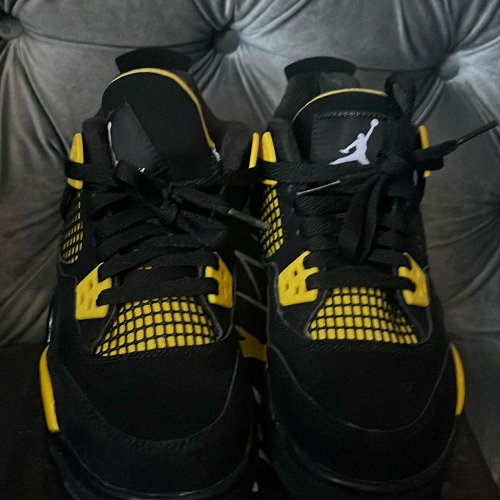 Fairly new, kids unisex Retro4 Jordan’s size 3.5